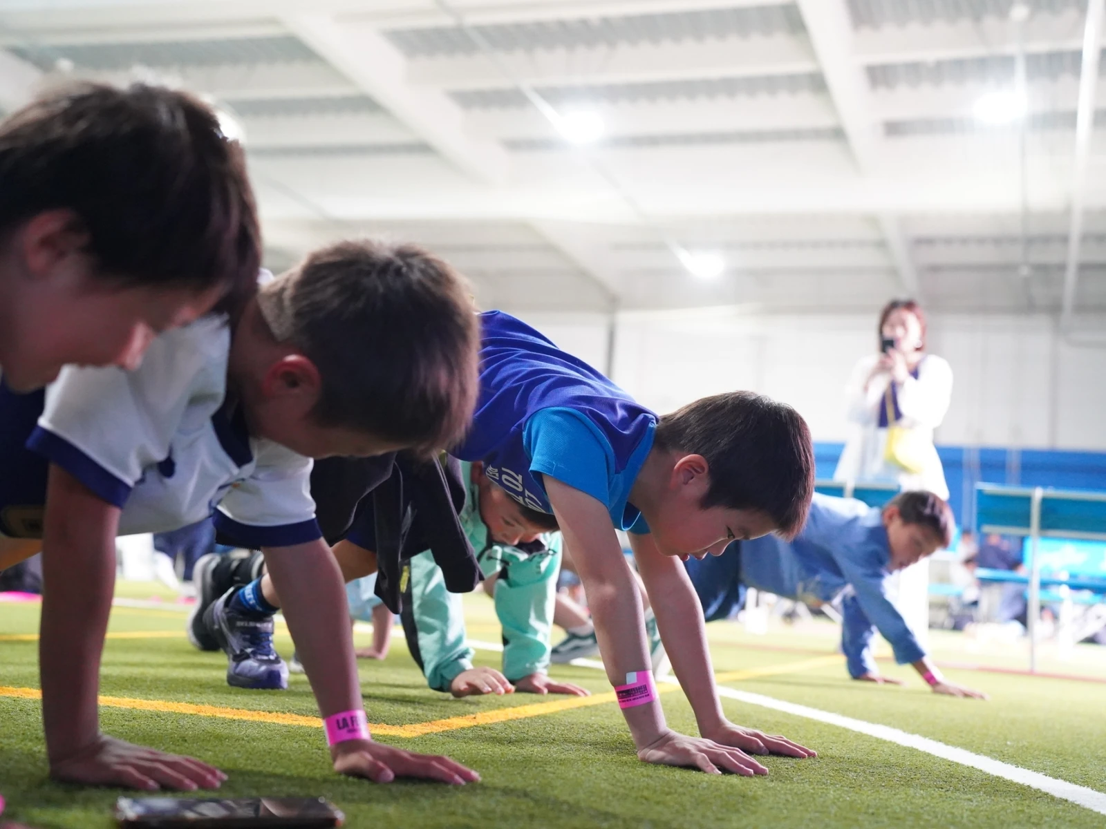 運動する子どもたち