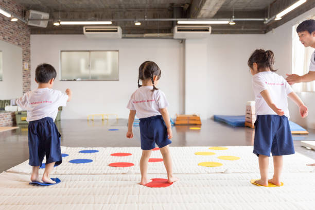 子どもたちが運動する写真